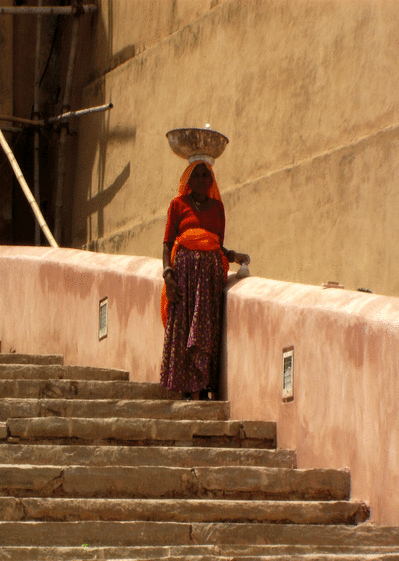 Indienne sur des marches &agrave; Bombay